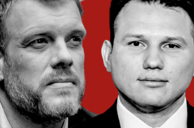 Biało-czarne twarze Adriana Zandberga i Sławomira Mentzena na czerwonym tle