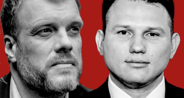 Biało-czarne twarze Adriana Zandberga i Sławomira Mentzena na czerwonym tle