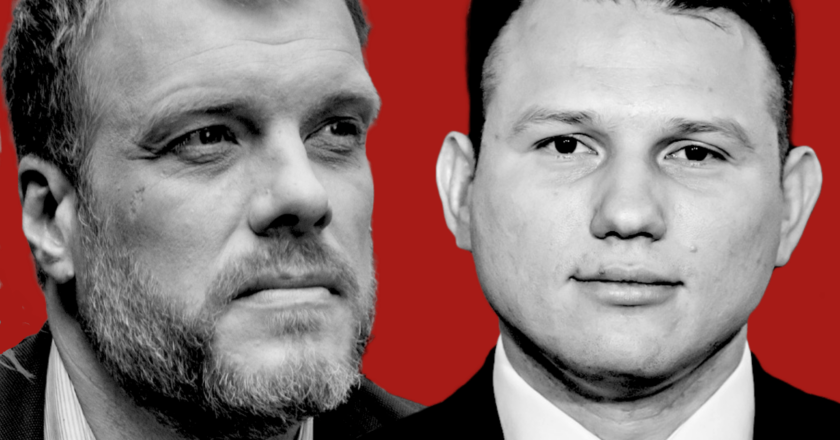 Biało-czarne twarze Adriana Zandberga i Sławomira Mentzena na czerwonym tle