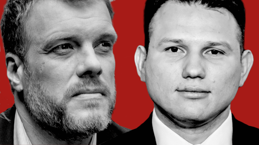 Biało-czarne twarze Adriana Zandberga i Sławomira Mentzena na czerwonym tle