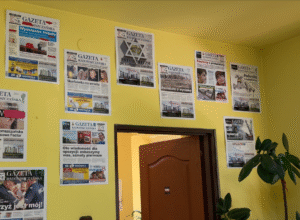 Ściana w redakcji Gazety Radomszczańskiej.