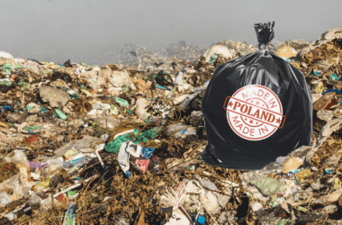 Wysypisko śmieci, na nim duży plastikowy worek z napisem "made in Poland"