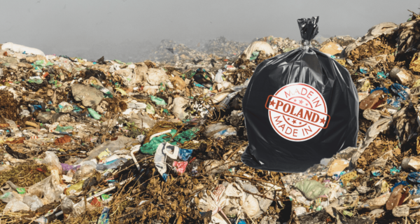 Wysypisko śmieci, na nim duży plastikowy worek z napisem "made in Poland"