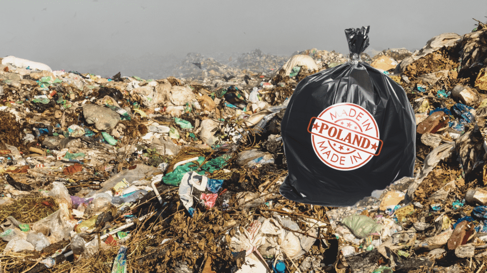 Wysypisko śmieci, na nim duży plastikowy worek z napisem "made in Poland"