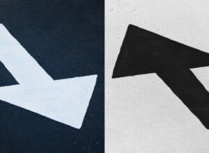 czarna i biała strzałka