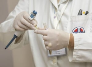 Osoba w laboratorium medycznym