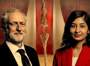 Jeremy Corbyn i Zorah Sultana na tle cyrkowej areny, pomiędzy nimi pionowa przerywająca się lina