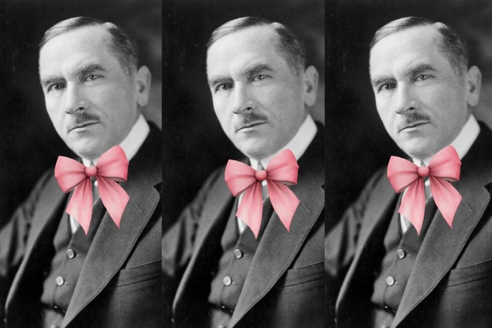 Biało-czarne zdjęcie Romana Dmowskiego z dodaną różową kokardą w miejsce krawata