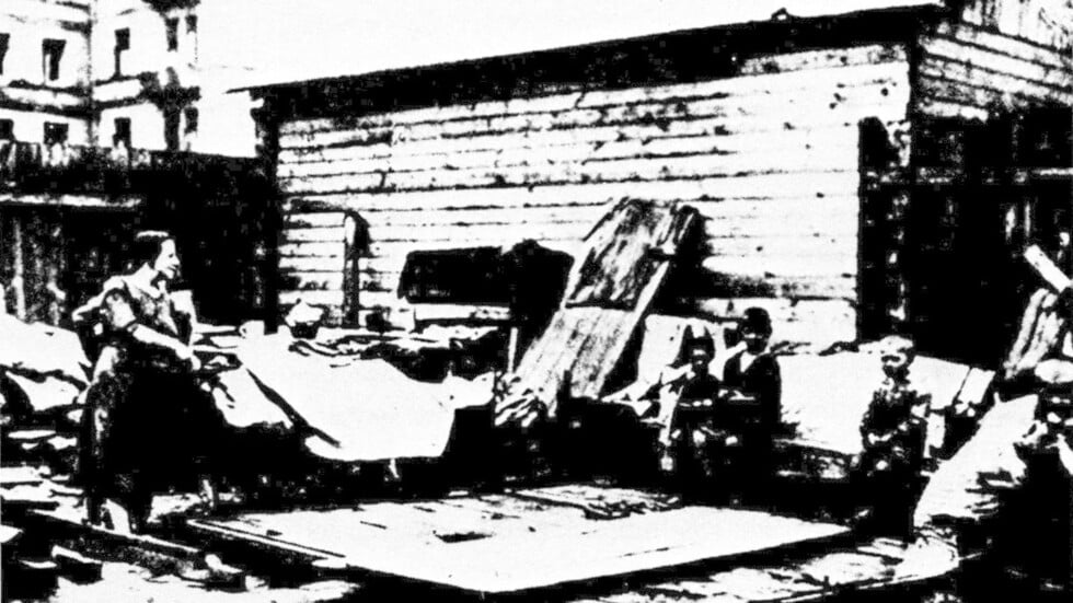 Wyeksmitowana rodzina bezrobotnych w Warszawie, 1930 rok