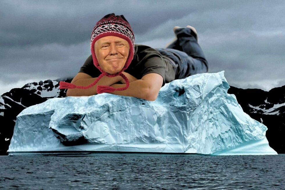 Przerobione zdjęcie uśmiechniętego Donalda Trumpa leżącego na brzuchu na lodowej górze Grenlandii