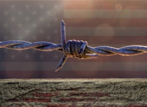 drut kolczasty na tle flagi USA