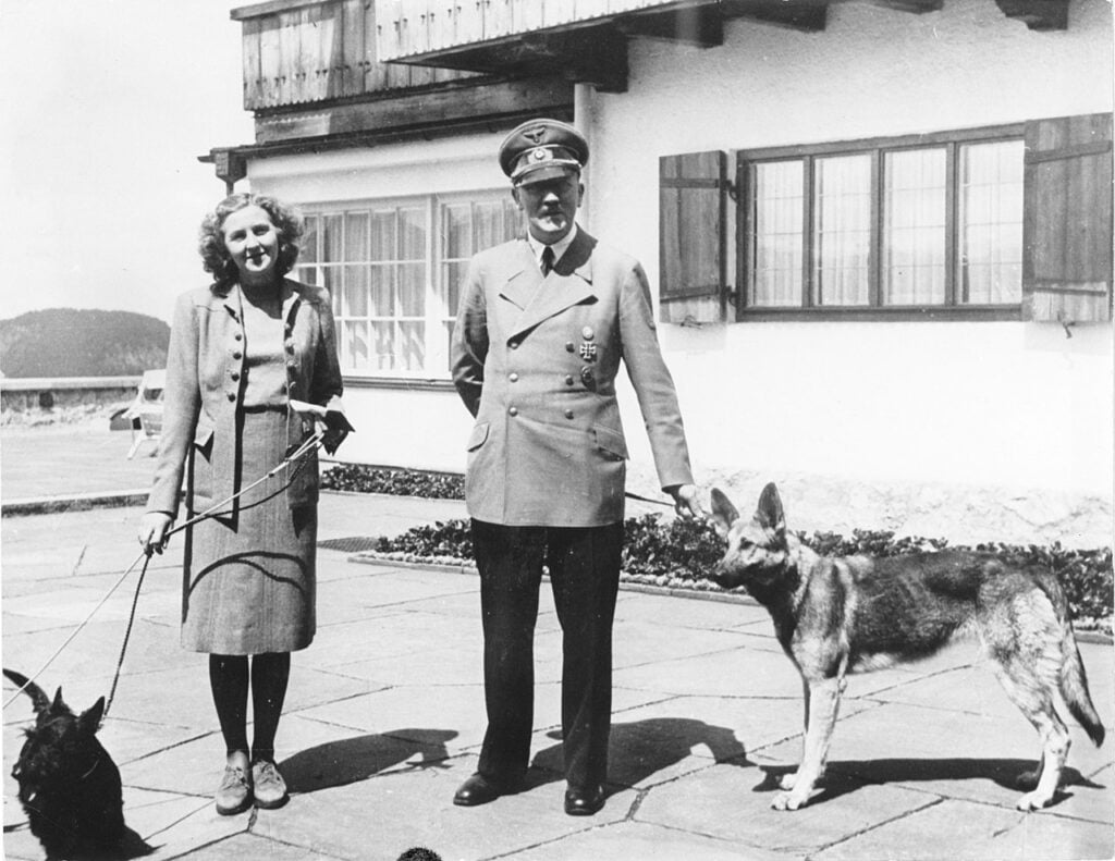 Adolf Hitler i Eva Braun z psami w rezydencji Berghof w Obersaltzbergu