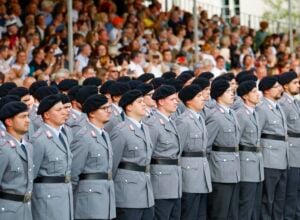 Niemieccy żołnierze składają przysięgę.