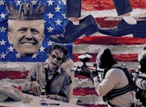W tle poszarpana flaga USA, na niej w lewym górnym rogu twarz Donalda Trumpa w koronie z logo McDonald's, pod nią mężczyzna-zombie przy biórku, po prawej stronie dwóch zamaskowanych funkcjonariuszy ICE z karabinami, po prawej stronie u góry nogi w ogromnych, za dużych butach