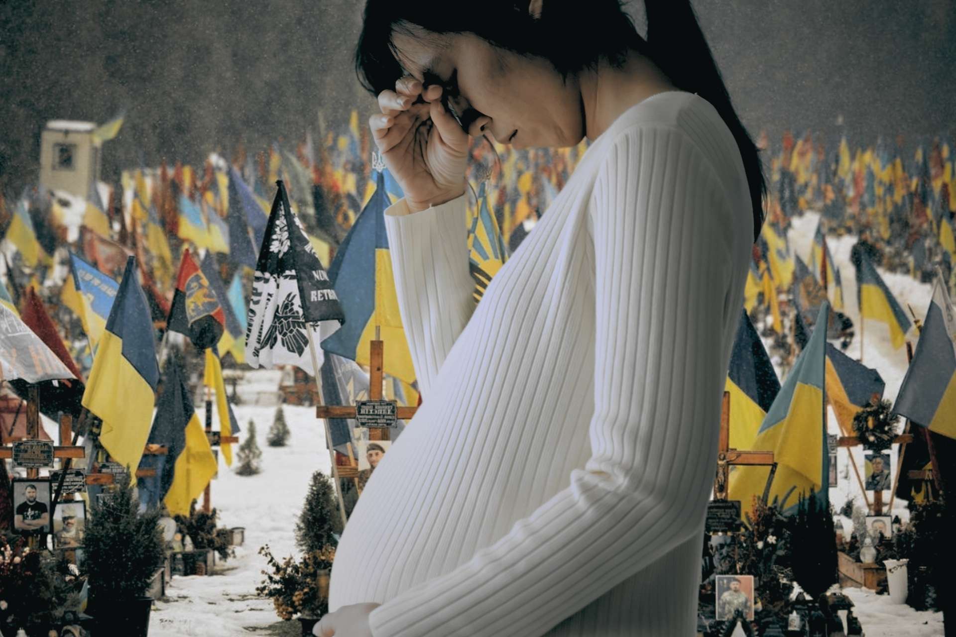 Kobieta w zaawansowanej ciąży stojąca bokiem, w tle cmentarz z mnóstwem ukraińskich flag