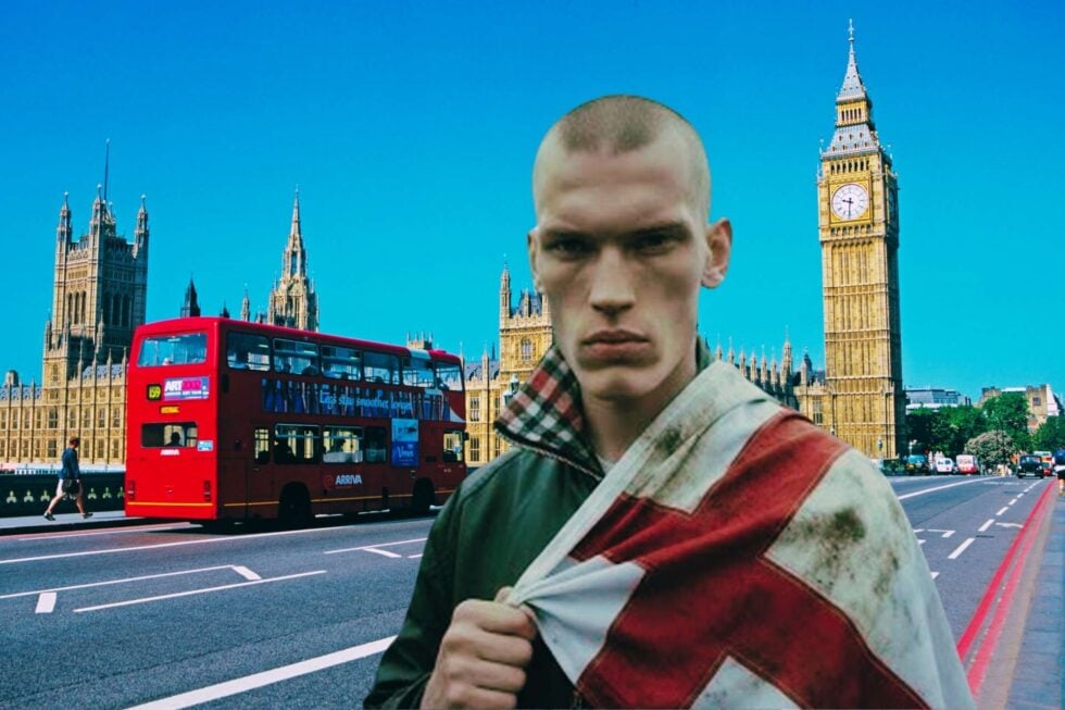 Danny Bones na tle Londynu, za jego plecami widać piętrowy czerwony autobus i Big Bena