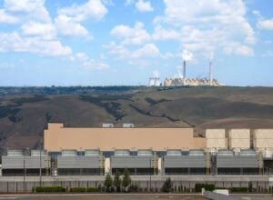 Centrum danych Google w Oregonie, w tle widok na elektrownię w Bełchatowie