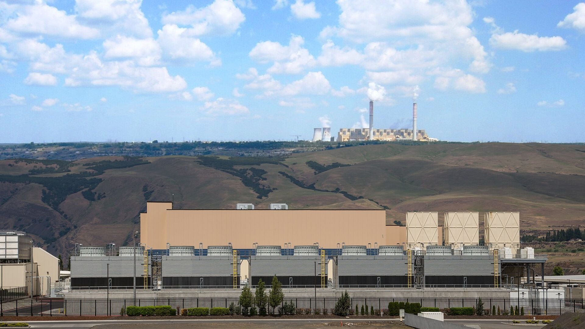 Centrum danych Google w Oregonie, w tle widok na elektrownię w Bełchatowie