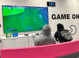 Dwóch nastolatków gra na konsoli w bibliotece w Edmonton