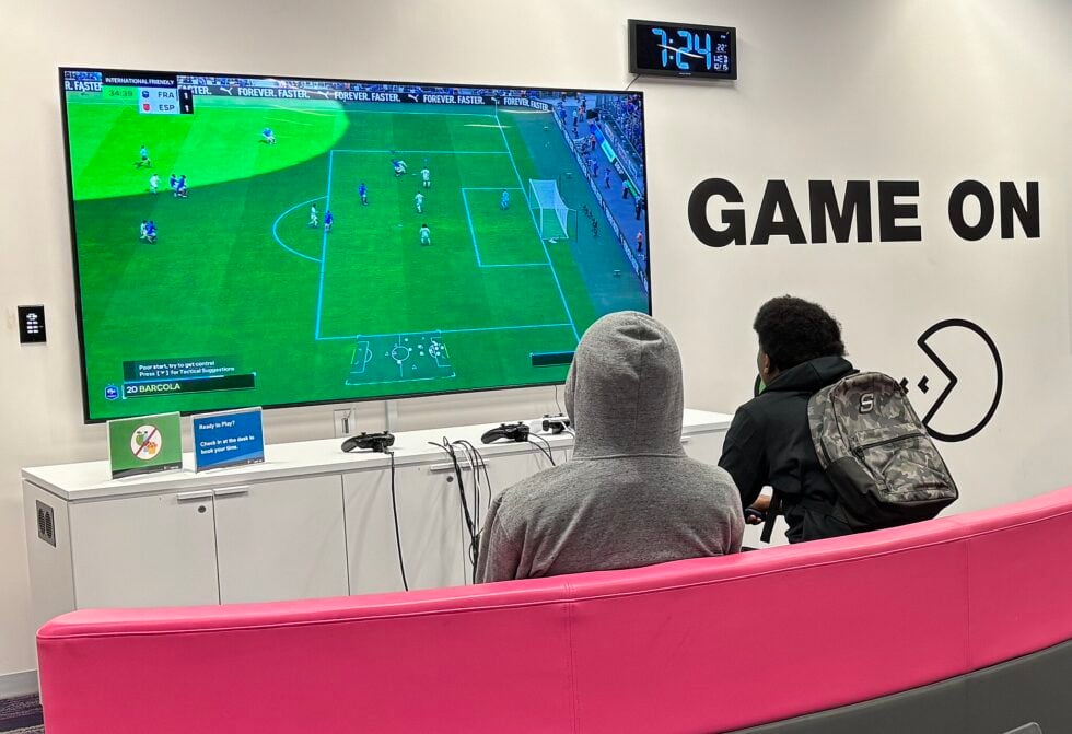 Dwóch nastolatków gra na konsoli w bibliotece w Edmonton