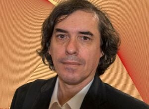 Mircea Cărtărescu, w tle okładka polskiego wydania powieści "Solenoid"