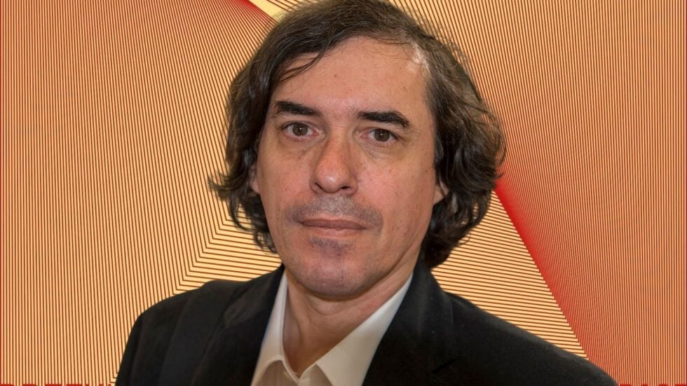 Mircea Cărtărescu, w tle okładka polskiego wydania powieści "Solenoid"