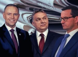 Karol Nawrocki, Wiktor Orban i Mateusz Morawiecki na tle stosu gazet