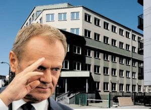 Donald Tusk na tle budynki Państwowej Inspekcji Pracy
