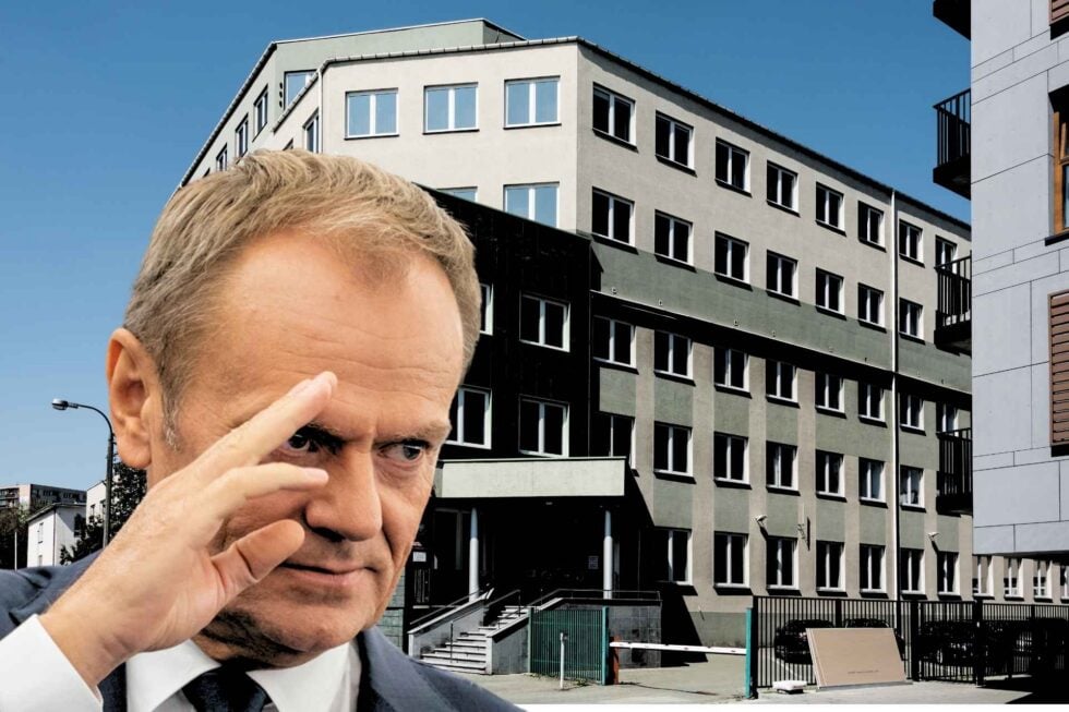 Donald Tusk na tle budynki Państwowej Inspekcji Pracy