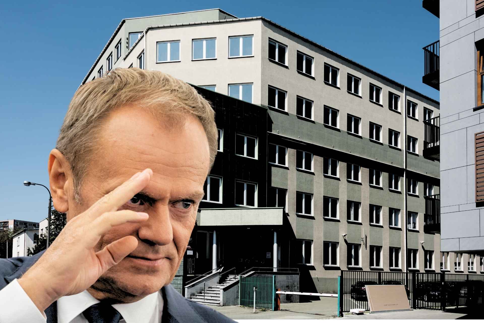 Donald Tusk na tle budynki Państwowej Inspekcji Pracy