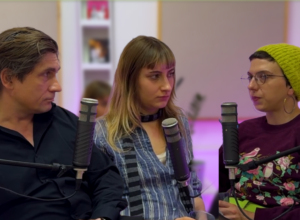 Przemysław Sadura, Julia Szostek i Kaja Puto podczas rozmowy