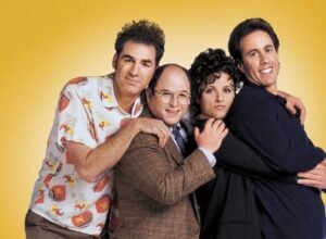 Czwórka postaci z Serialu Seinfeld na żółtym tle