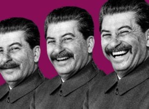 Józef Stalin na tle w kolorze karminu alizarynowego (barwa partii Razem), ten sam czarno-biały portret w trzech odsłonach, z coraz szerszym uśmiechem.