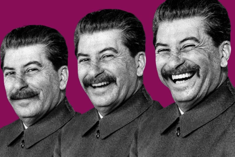 Józef Stalin na tle w kolorze karminu alizarynowego (barwa partii Razem), ten sam czarno-biały portret w trzech odsłonach, z coraz szerszym uśmiechem.