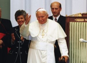 Jan Paweł II w polskim Sejmie w 1999 r. Za papieżem stoją Maciej Płażyński, Alicja Grześkowiak i Angelo Sodano, bliski współpracownik Jana Pawła II należący do kręgu Opus Dei