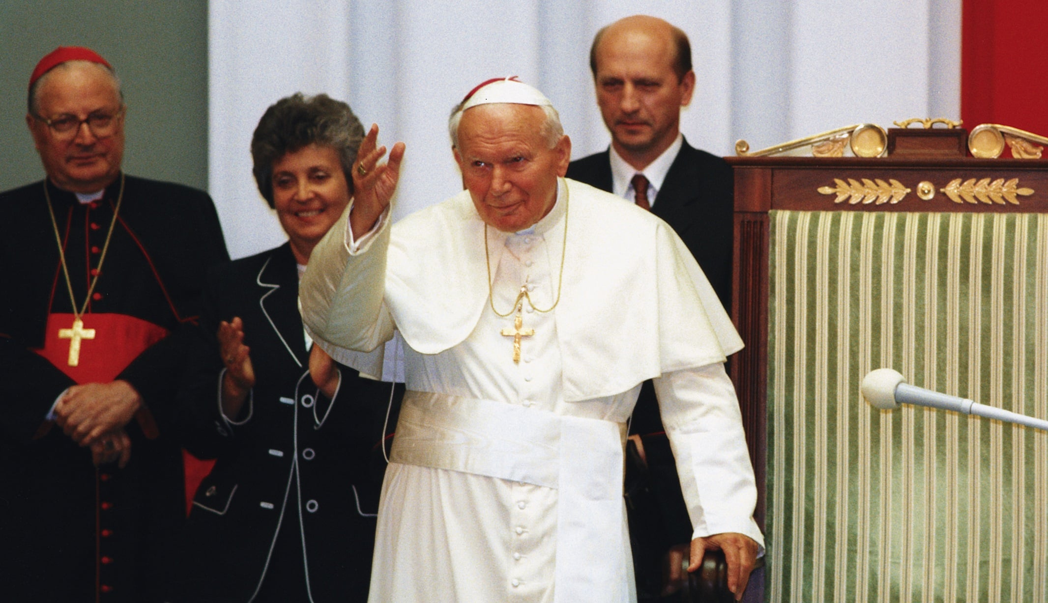Jan Paweł II w polskim Sejmie w 1999 r. Za papieżem stoją Maciej Płażyński, Alicja Grześkowiak i Angelo Sodano, bliski współpracownik Jana Pawła II należący do kręgu Opus Dei