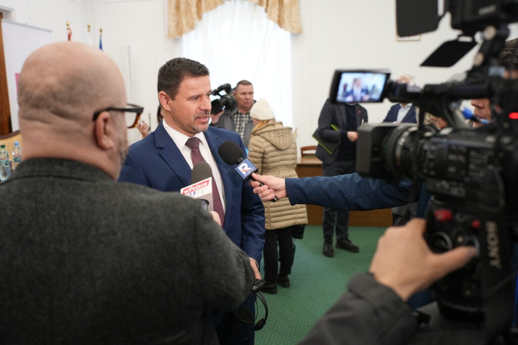 Prezydent Zamościa Rafał Zwolak udziela wywiadu mediom