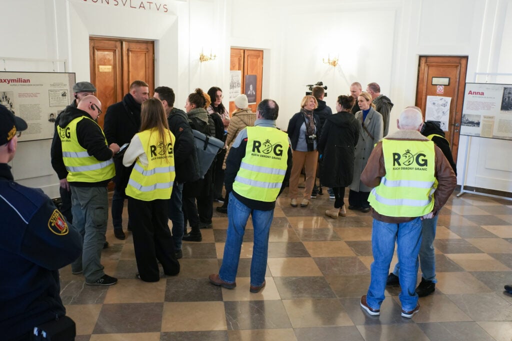 Osoby w kamizelkach Ruchu Obrony Granicy