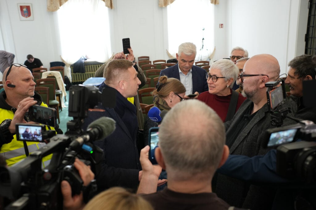 Robert Bąkiewicz udziela wywiadu dziennikarzom