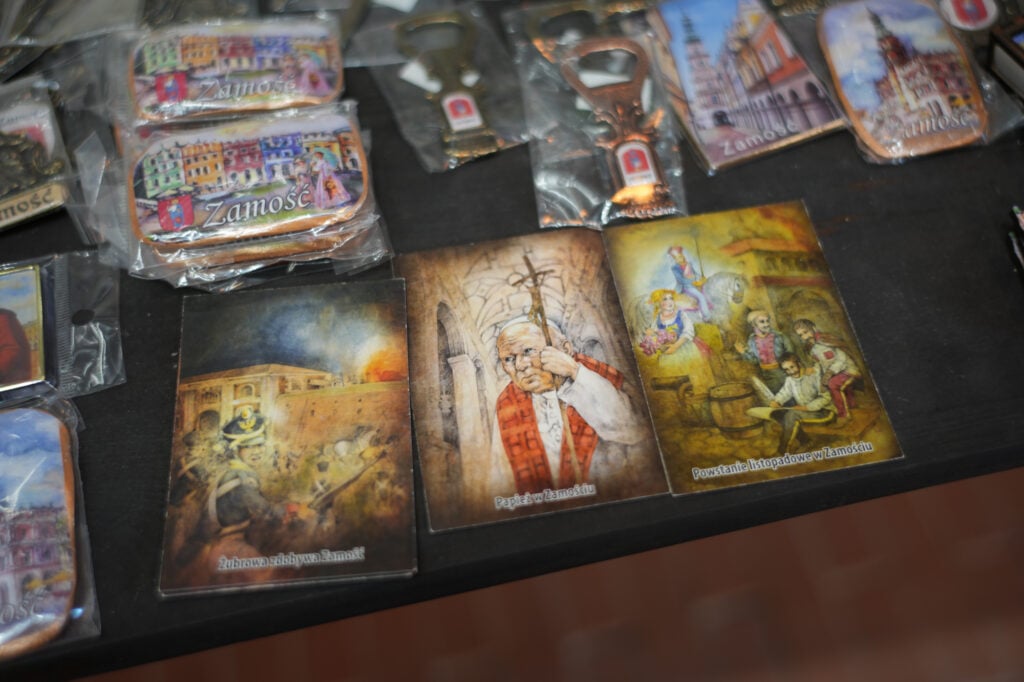 Magnesy z napisami: Jan Paweł 2 w Zamościu, Żubrowa zdobywa Zamość, powstanie listopadowe w Zamościu