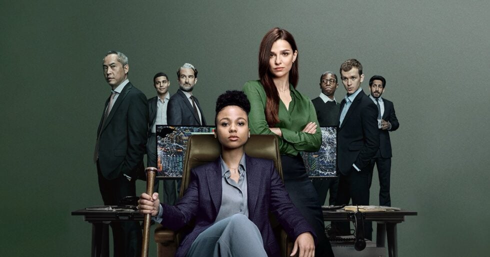 Plakat serialu Branża - grupa ludzi stoi za siedzącą w fotelu główną bohaterką