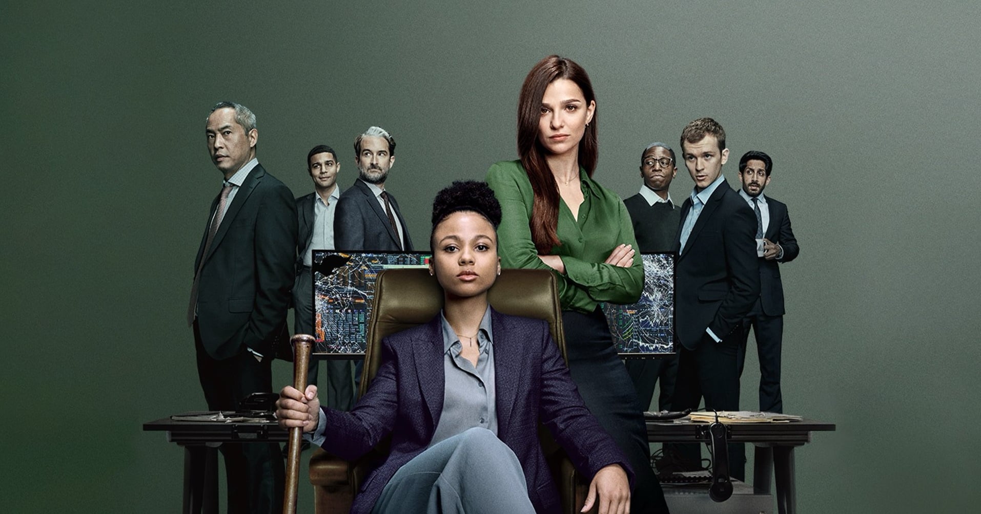 Plakat serialu Branża - grupa ludzi stoi za siedzącą w fotelu główną bohaterką