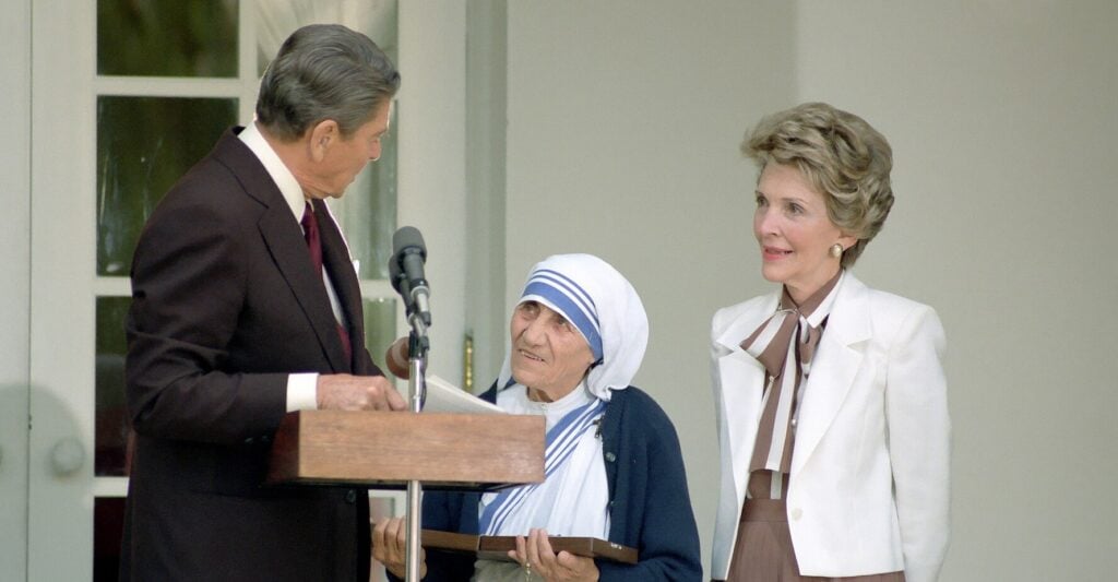 Matka Teresa odbiera medal od Ronalda Reagana, 1985 rok. 