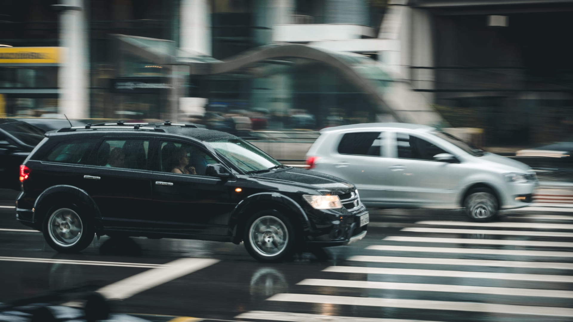 Czarny SUV jadący przez przejście dla pieszych