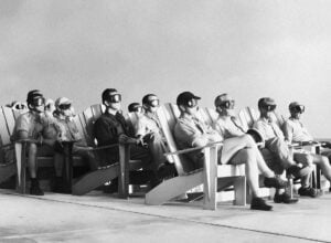 Zdjęcie osób oglądających próbę amerykańskiej bomby atomowej w czasie Operacji Greenhouse w 1951 roku