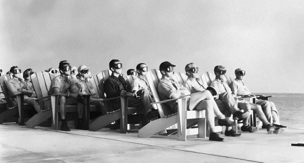 Zdjęcie osób oglądających próbę amerykańskiej bomby atomowej w czasie Operacji Greenhouse w 1951 roku