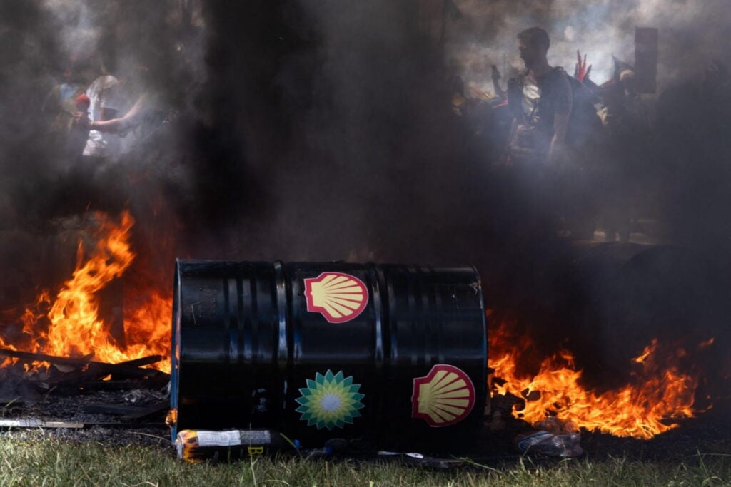 Brasilia, płonące beczki z logo BP i Shell