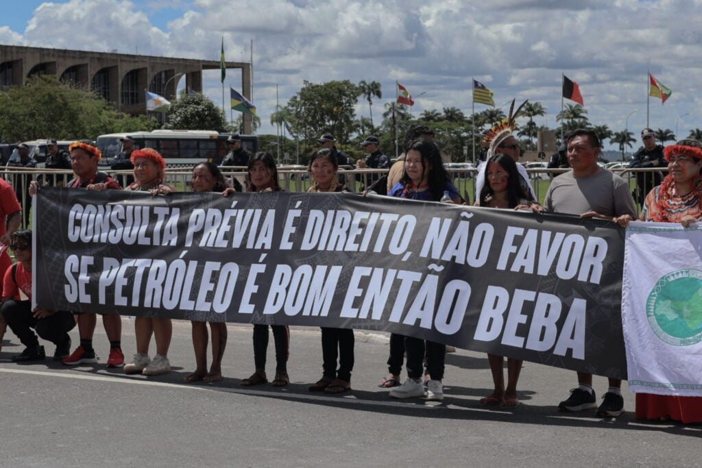 Uczestniczki marszu w Brasilii trzymają transparent: „Uprzednie konsultacje to prawo, nie przysługa”.