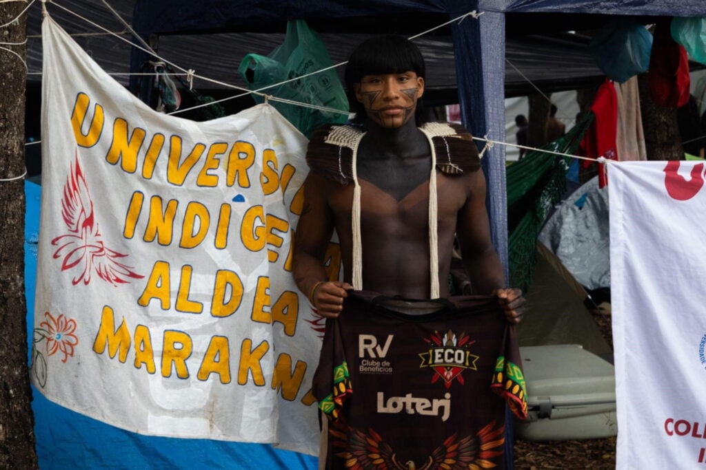Mężczyzna z ludu Guarani na ATL w Brasilii