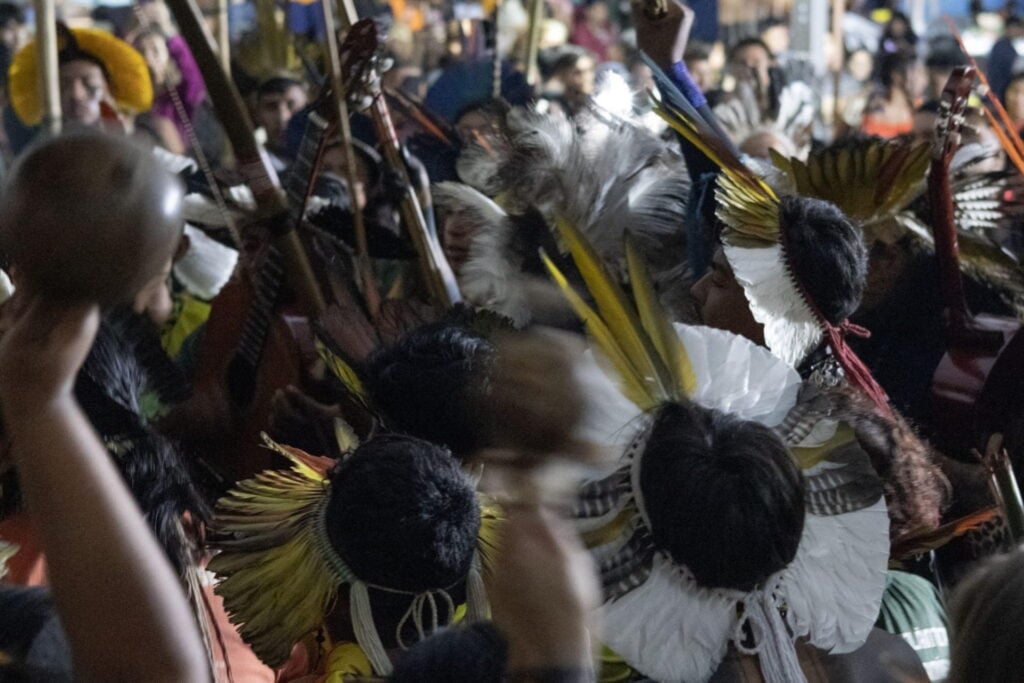 Przedstawiciele ludu Pataxo podczas wieczornych śpiewów